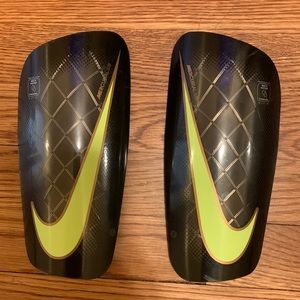 Nike Mercurial Lite. Shin guards